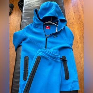 Big boys Nike tech outfit size large